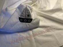 Lade das Bild in den Galerie-Viewer, Schnuffeltuch Spucktuch Wickelunterlage Moltontuch Segelboot personalisiert
